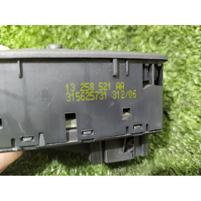 PULSANTE INTERRUTTORE ALZAVETRO ANTERIORE ANT SINISTRO SX 3P OPEL CORSA D 