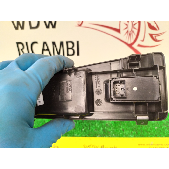 735380448 PULSANTE PULSANTIERA ALZAVETRO PORTA ANTERIORE DESTRO DX FIAT BRAVO 1.9 (2007\2014) 2007