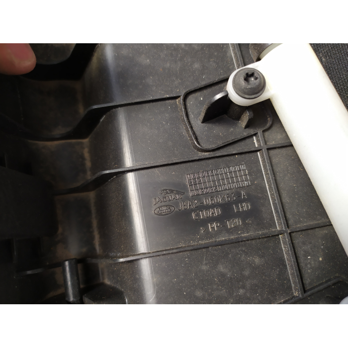 J8A2-060K63-A CASSETTO VANO PORTAOGGETTI USATO LAND ROVER RANGE ROVER VELAR DAL 2017 IN POI >