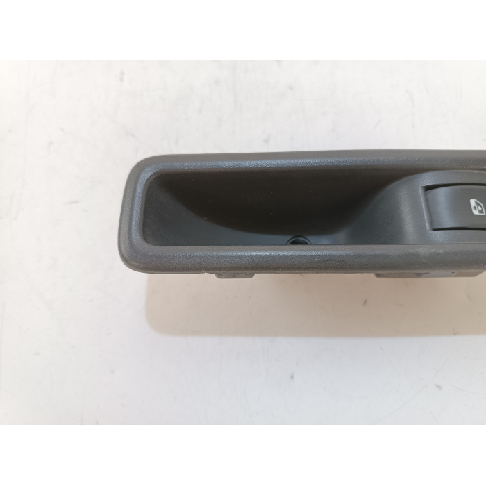 8200234357 PULSANTE ALZAVETRO PORTA POSTERIORE SINISTRO SX USATO RENAULT CLIO 1.5 SPORTOUR (2007\2013)