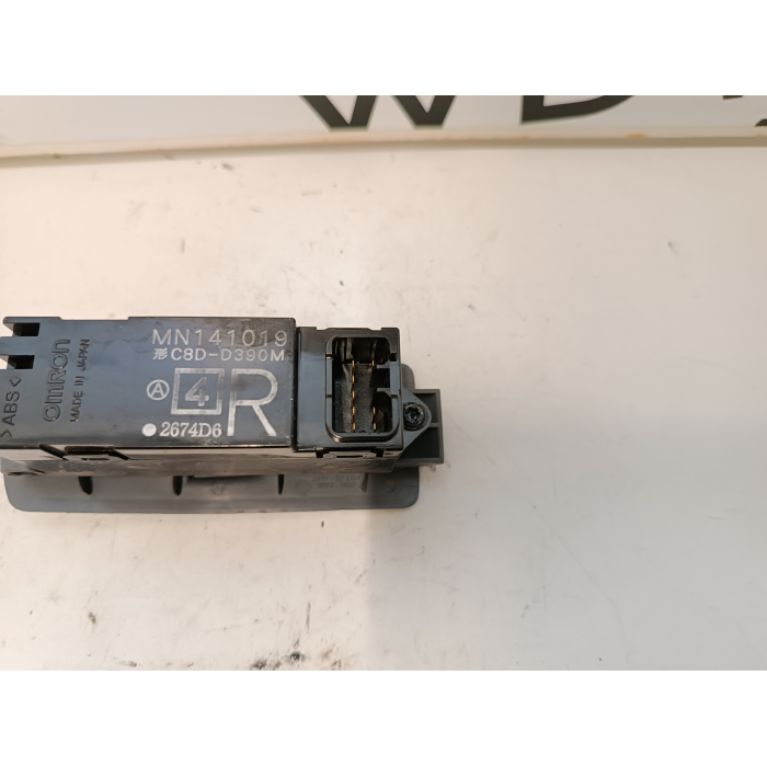 MN141019 PULSANTE INTERRUTTORE ALZAVETRO VETRO POSTERIORE DESTRO MITSUBISHI COLT 2004-2012
