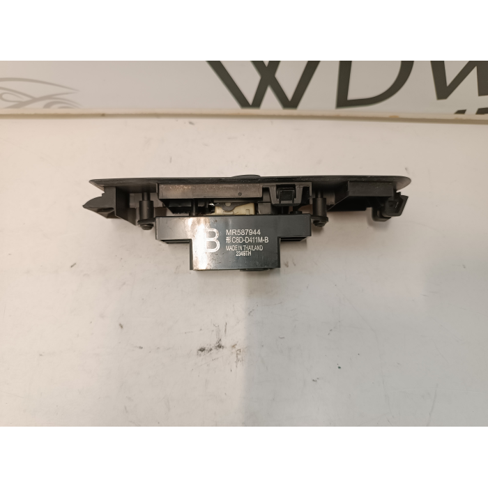 MR587944 PULSANTE INTERRUTTORE ALZAVETRO ANTERIORE DESTRO MITSUBISHI COLT Z30 CZ3 