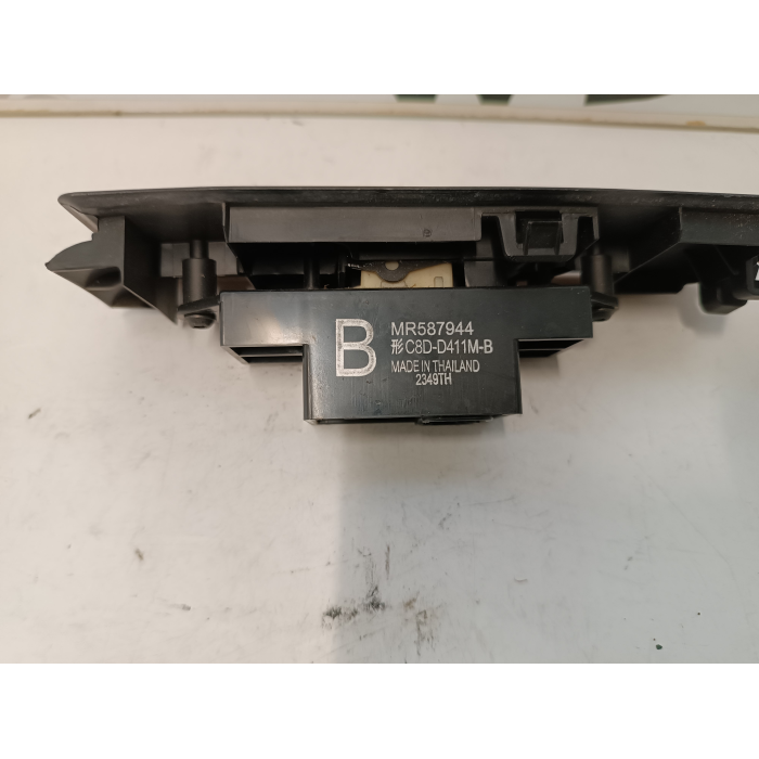 MR587944 PULSANTE INTERRUTTORE ALZAVETRO ANTERIORE DESTRO MITSUBISHI COLT Z30 CZ3 