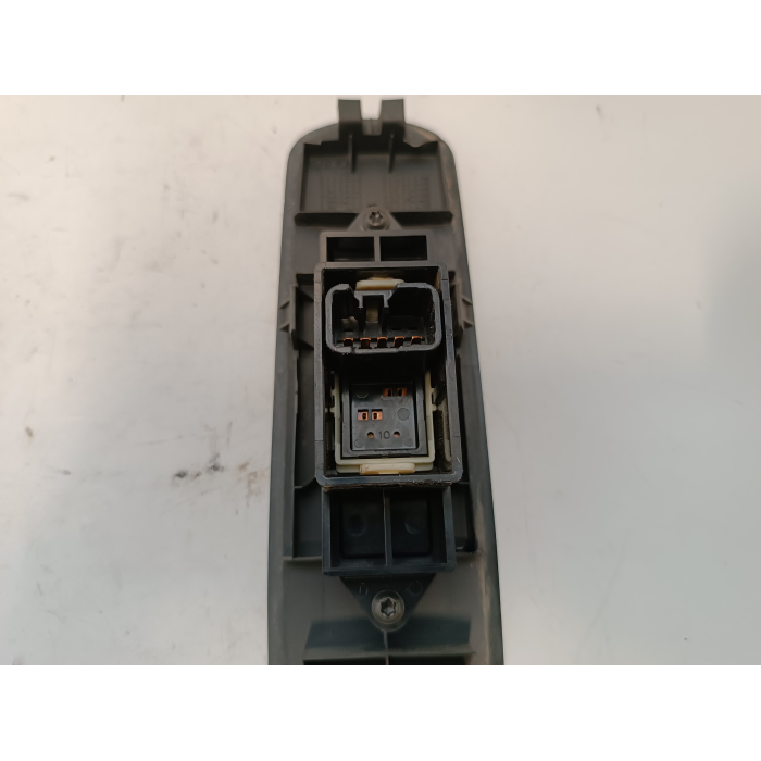 MR587944 PULSANTE INTERRUTTORE ALZAVETRO ANTERIORE DESTRO MITSUBISHI COLT Z30 CZ3 