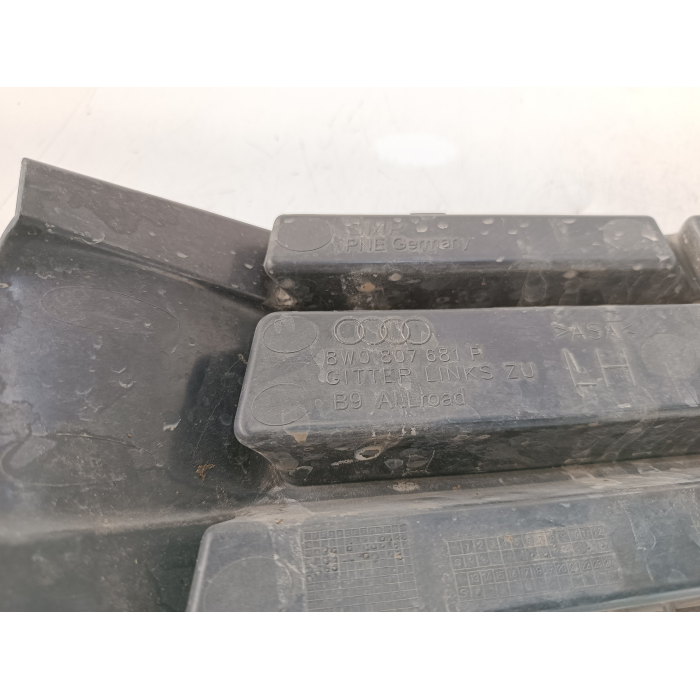 8W0807681P GRIGLIA PARAURTI ANTERIORE LATO SINISTRO AUDI A4 AVANT (B9) 3.0 TDI (2015\2019) 