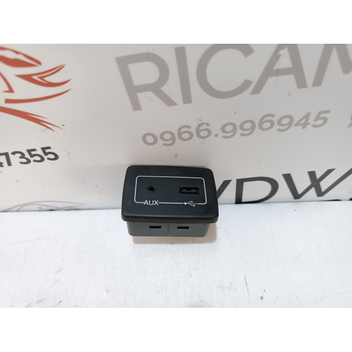 735654633 PRESA ATTACCO CONNESSIONE AUX USB FIAT 500L 1.6 MTJ (DAL 2012 IN POI >) 