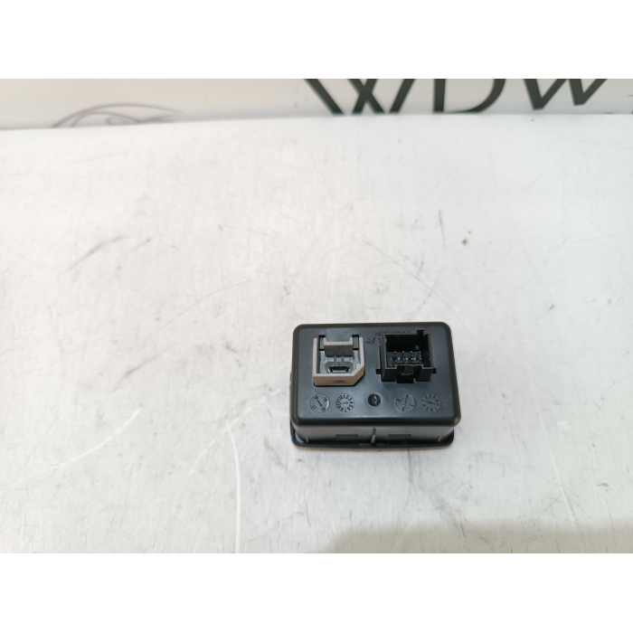 735654633 PRESA ATTACCO CONNESSIONE AUX USB FIAT 500L 1.6 MTJ (DAL 2012 IN POI >) 