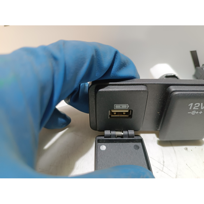 FK72-045B49-BC ATTACCO PRESA RICARICA 12V 5V LAND ROVER DISCOVERY SPORT 2.0 TD4 (2014\2018)