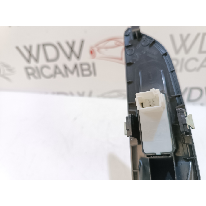 98178380ZD PULSANTIERA ALZAVETRO POSTERIORE SINISTRO PEUGEOT 5008 GT LINE 1.5 2020\2023 98178380PT