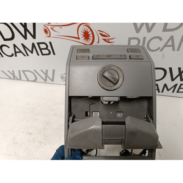 7L6868143A - 7L0868403 LUCE ABITACOLO TETTO INTERNA VW TOUAREG 3.0 TDI V6 (2002\2007)