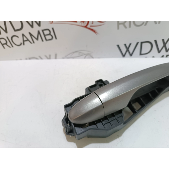 MANIGLIA ESTERNA PORTA ANTERIORE DESTRO FIAT 500L (DAL 2012 IN POI >) GRIGIA
