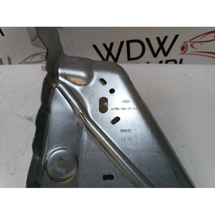 M1TB-16D268-AB STAFFA PARAFANGO ANTERIORE SINISTRO FORD PUMA ST-LINE (2019\2024)
