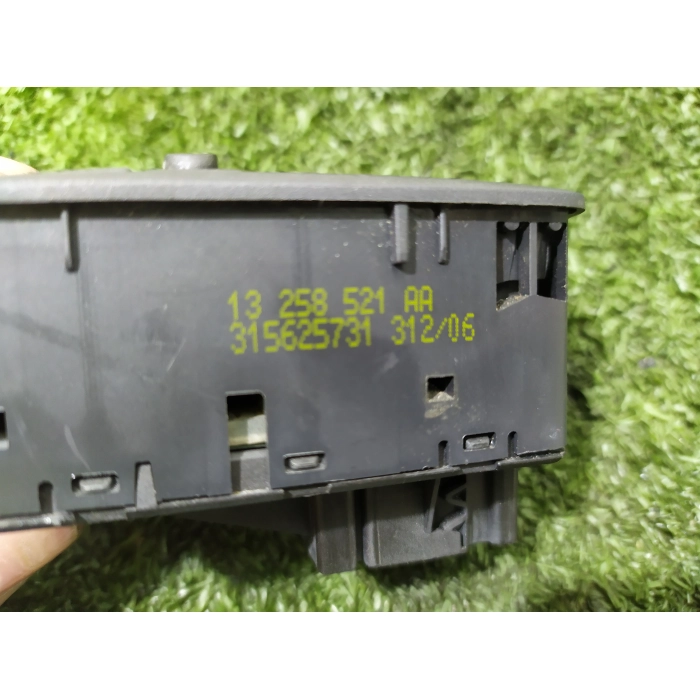PULSANTE INTERRUTTORE ALZAVETRO ANTERIORE ANT SINISTRO SX 3P OPEL CORSA D