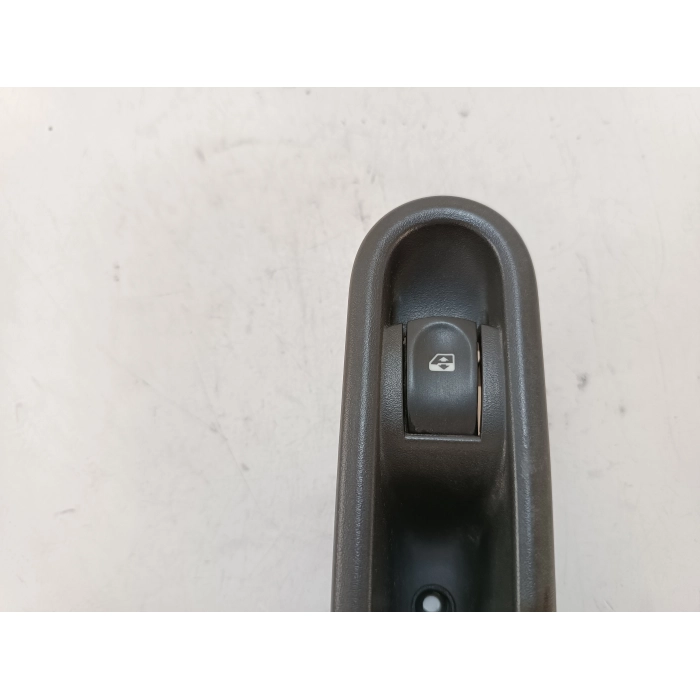 8200234357 PULSANTE ALZAVETRO PORTA POSTERIORE SINISTRO SX USATO RENAULT CLIO 1.5 SPORTOUR (2007\2013)