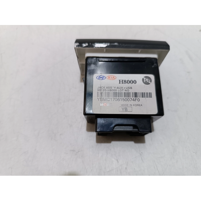 96120-H8000 ATTACCO LETTORE AUX USB USATO KIA RIO (YB) 1.2 (DAL 2017 IN POI >)