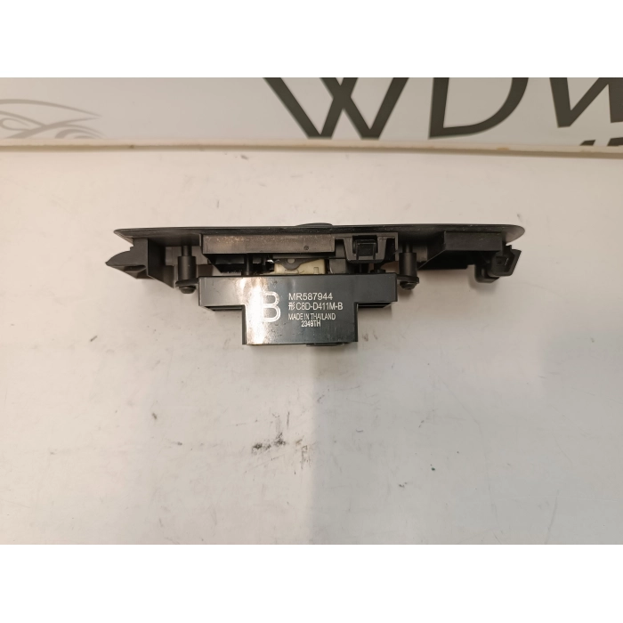 MR587944 PULSANTE INTERRUTTORE ALZAVETRO ANTERIORE DESTRO MITSUBISHI COLT Z30 CZ3