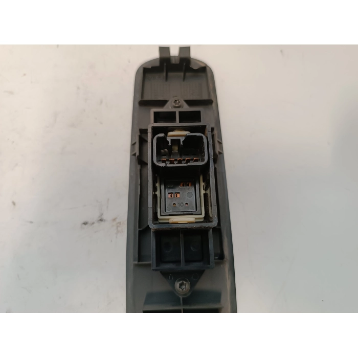MR587944 PULSANTE INTERRUTTORE ALZAVETRO ANTERIORE DESTRO MITSUBISHI COLT Z30 CZ3