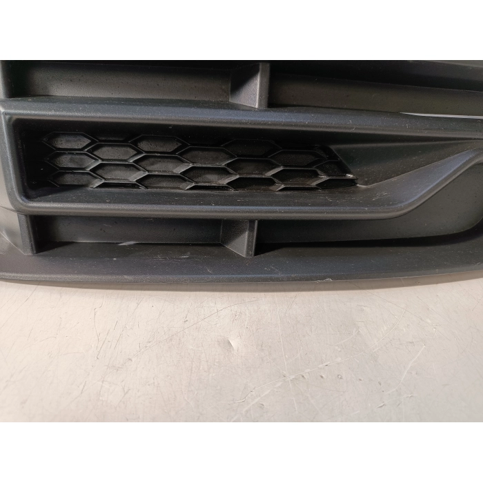 8W0807681P GRIGLIA PARAURTI ANTERIORE LATO SINISTRO AUDI A4 AVANT (B9) 3.0 TDI (2015\2019)