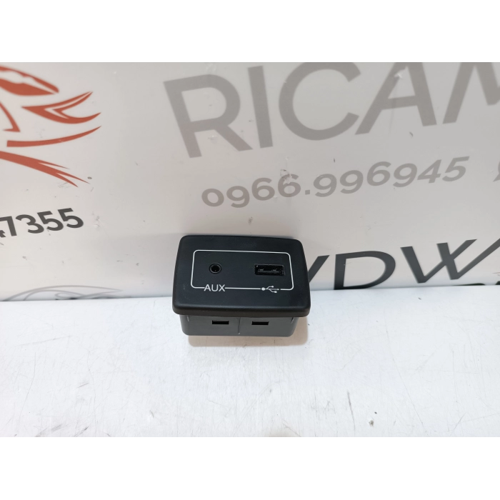 735654633 PRESA ATTACCO CONNESSIONE AUX USB FIAT 500L 1.6 MTJ (DAL 2012 IN POI >)