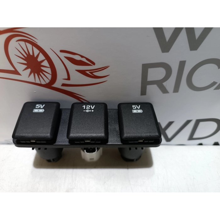 FK72-045B49-BC ATTACCO PRESA RICARICA 12V 5V LAND ROVER DISCOVERY SPORT 2.0 TD4 (2014\2018)