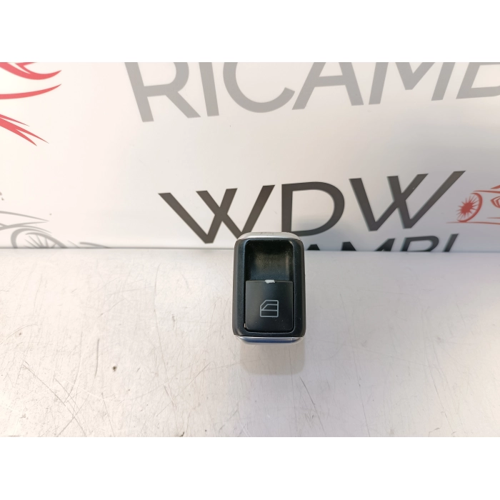 A2049058102 PULSANTE ALZAVETRO POSTERIORE SINISTRO MERCEDES CLASSE A W176 1.5 CDI (2012\2015)