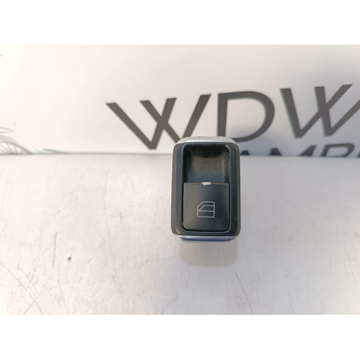 A2049058102 PULSANTE ALZAVETRO POSTERIORE SINISTRO MERCEDES CLASSE A W176 1.5 CDI (2012\2015)