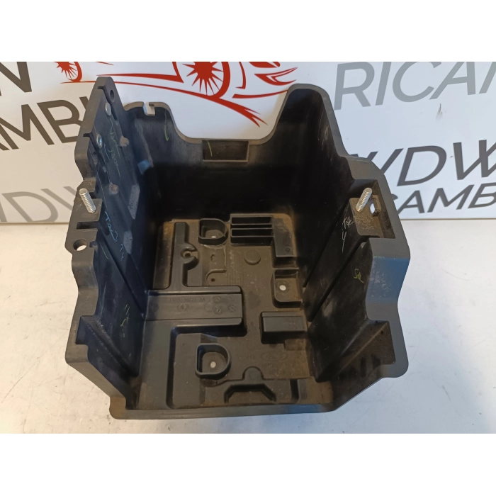 FN15-10723-AA ALLOGGIO SUPPORTO PORTA BATTERIA FORD ECOSPORT 2° 1.0 (2012\2016)