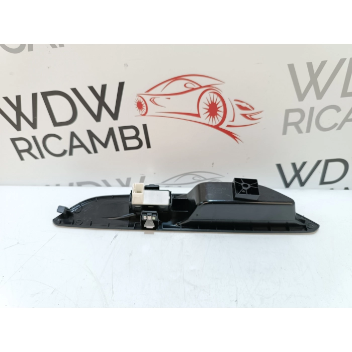 98178380ZD PULSANTIERA ALZAVETRO POSTERIORE SINISTRO PEUGEOT 5008 GT LINE 1.5 2020\2023 98178380PT